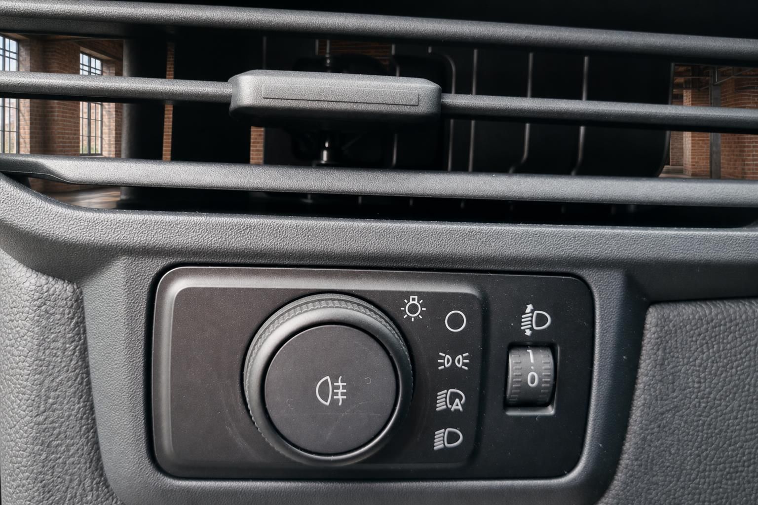 Nebelscheinwerfer-Regler und Lichtschalter im Fahrzeug-Innenraum, Detailansicht