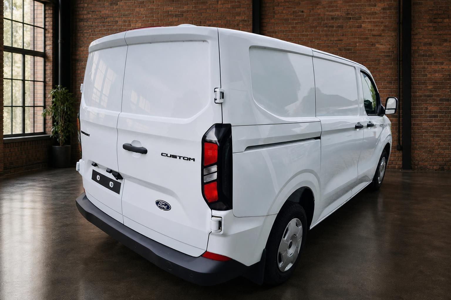 Ford Transit Custom weiß Heckansicht schräg von hinten