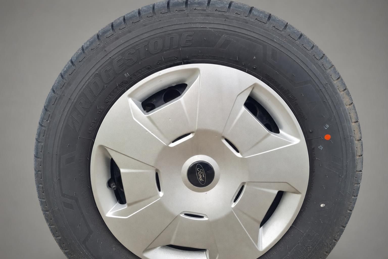 Ford Radkappe mit Bridgestone Reifen in Nahaufnahme