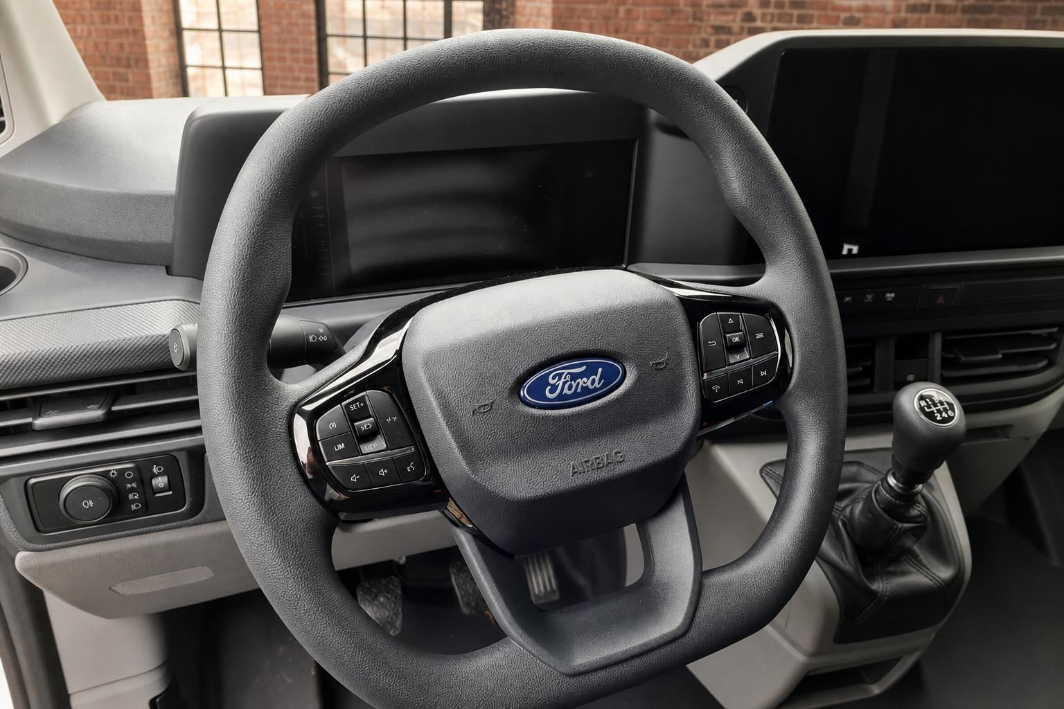Ford Lenkrad mit Multifunktionstasten und Schaltknauf im Detail