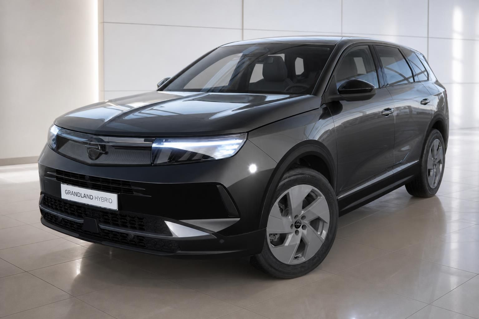 Opel Grandland Hybrid schwarz, Frontansicht im Showroom