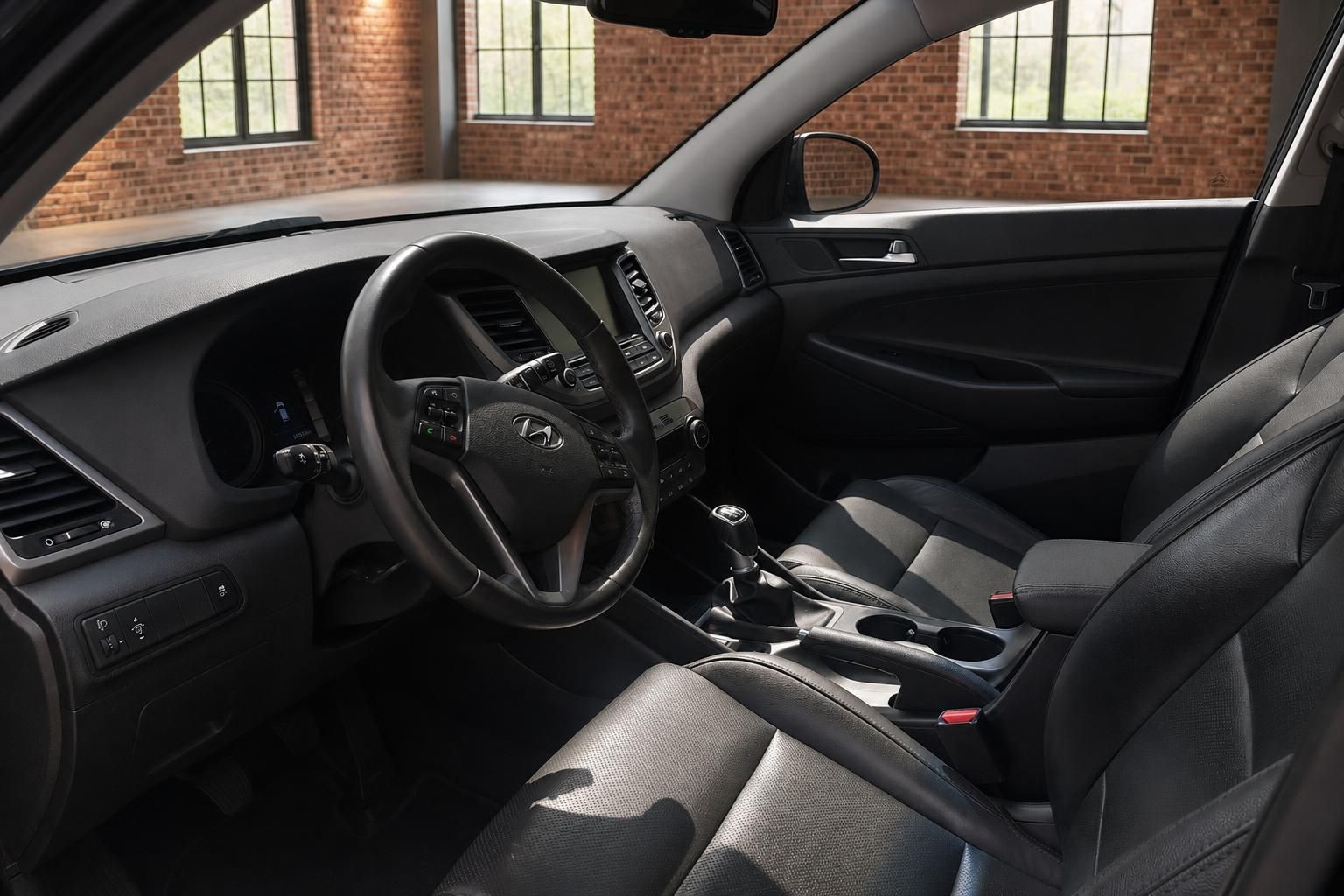 Hyundai Tucson Innenraum schwarzes Lenkrad Cockpit und Vordersitze in schwarzem Stoff