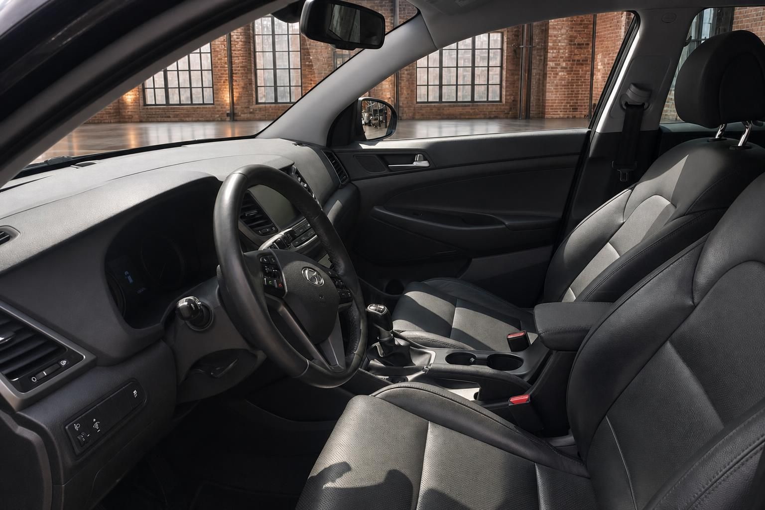 Hyundai Tucson Innenraum Fahrerseite – Lenkrad, Sitze und Mittelkonsole in schwarzem Leder