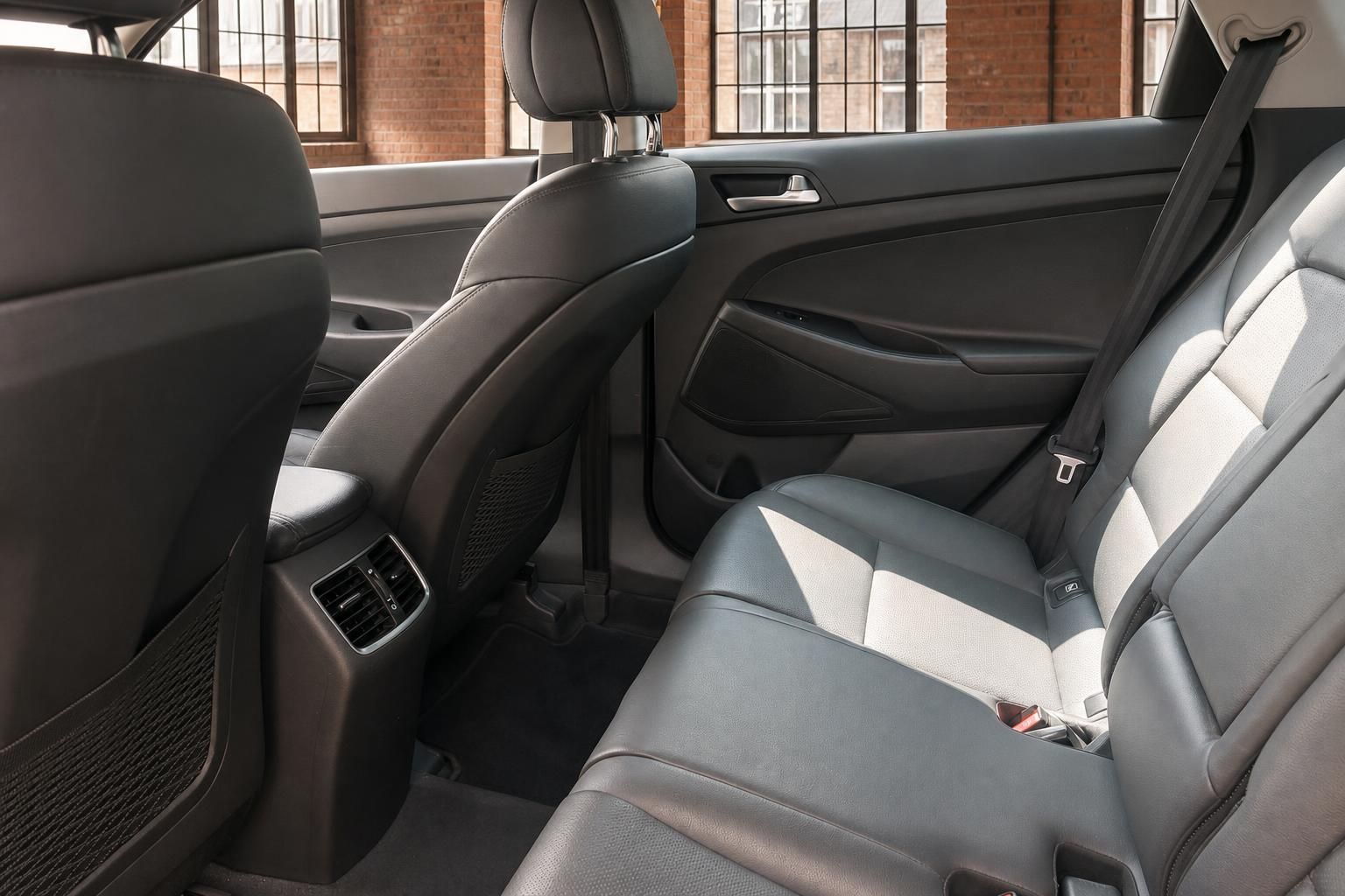Hyundai Tucson Rücksitzbank – geräumiger Fond mit grau-schwarzen Ledersitzen und Sicherheitsgurten