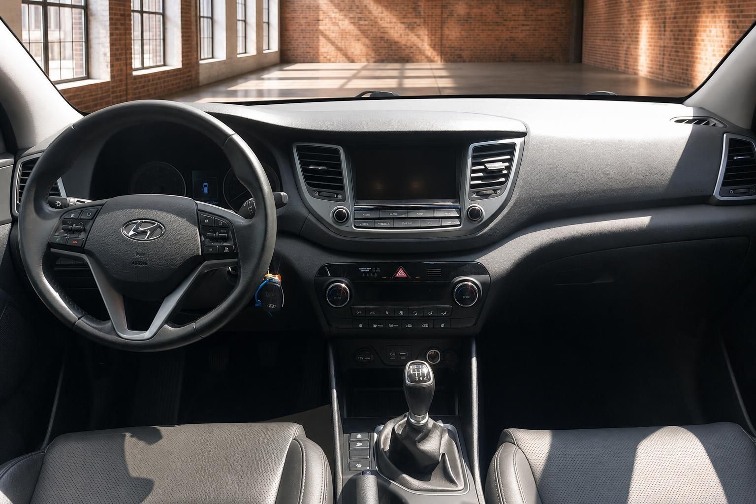 Hyundai Tucson Innenraum – Lenkrad, Mittelkonsole mit Schaltgetriebe und Touchscreen-Navigation