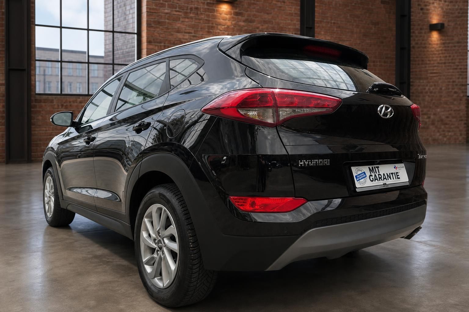 Hyundai Tucson schwarz Heckansicht schräg rechts im Autohaus – SUV mit Alufelgen und Garantie