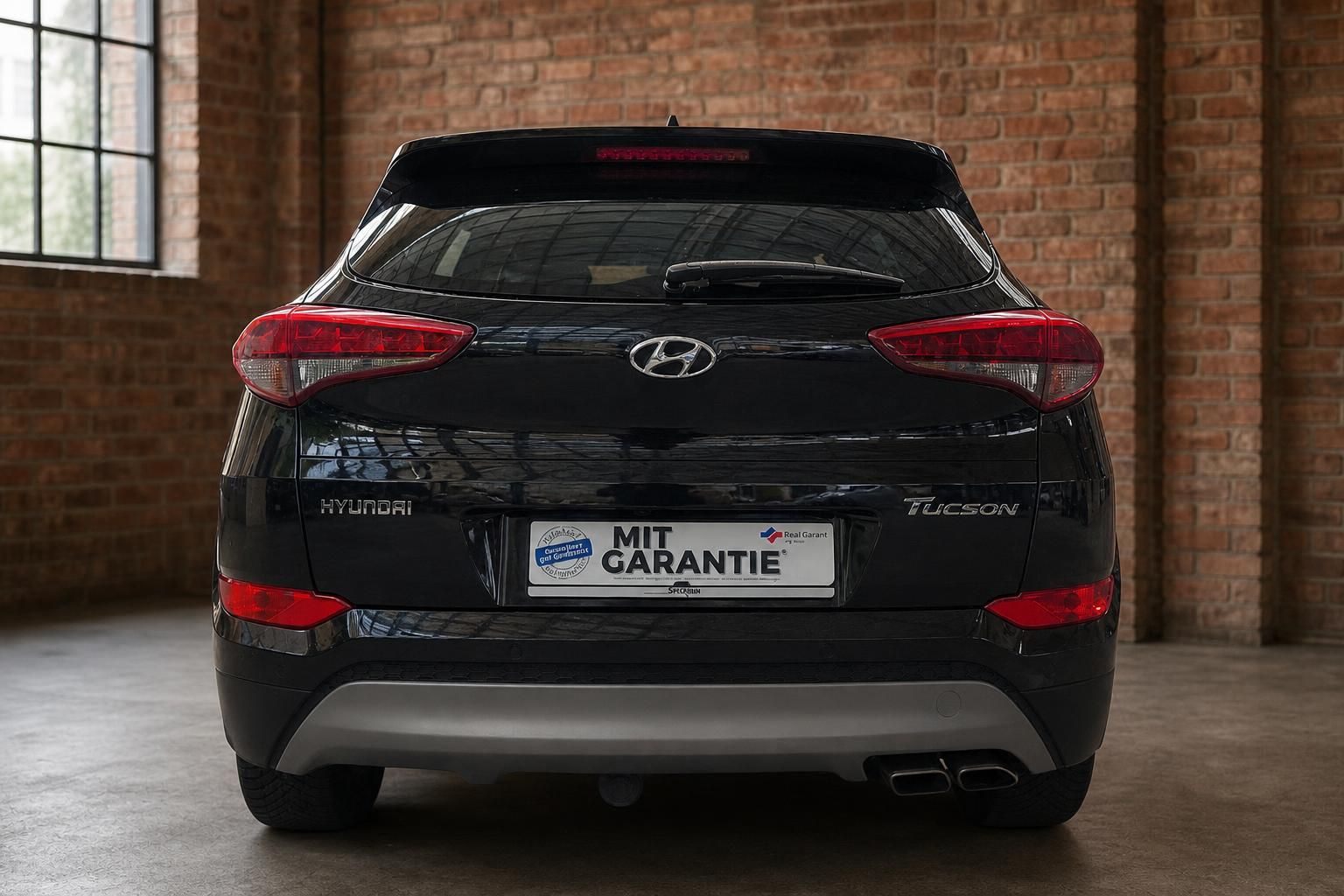 Hyundai Tucson schwarz Heckansicht gerade im Showroom – SUV Gebrauchtwagen mit Garantie