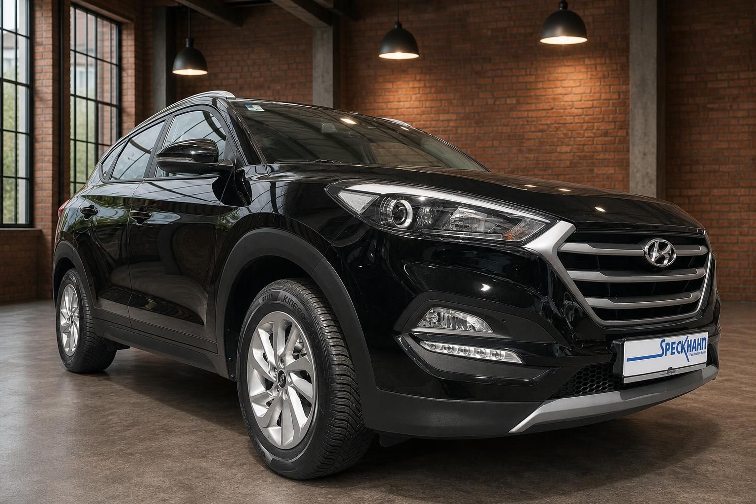 Hyundai Tucson schwarz Frontansicht schräg rechts im Autohaus – SUV mit LED-Tagfahrlicht