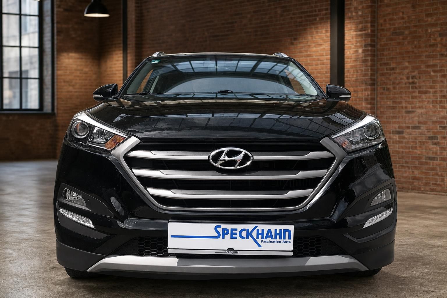 Hyundai Tucson schwarz Frontansicht mit Kühlergrill und LED-Tagfahrlicht