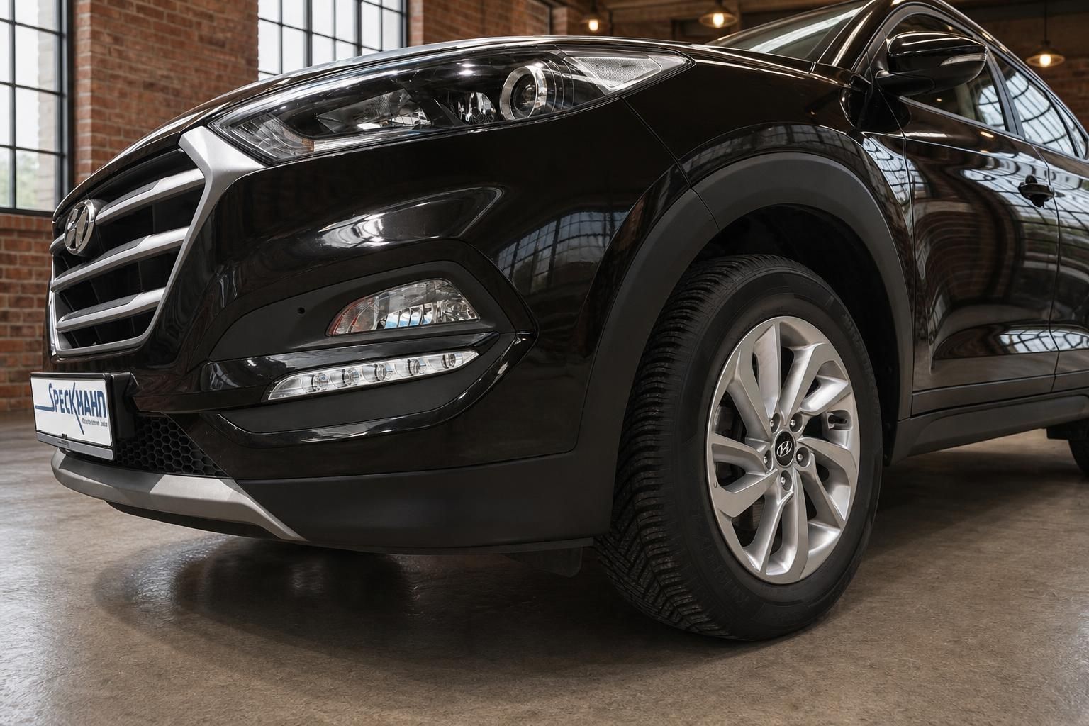 Hyundai Tucson schwarz Frontpartie Detailansicht mit Scheinwerfer und Felge