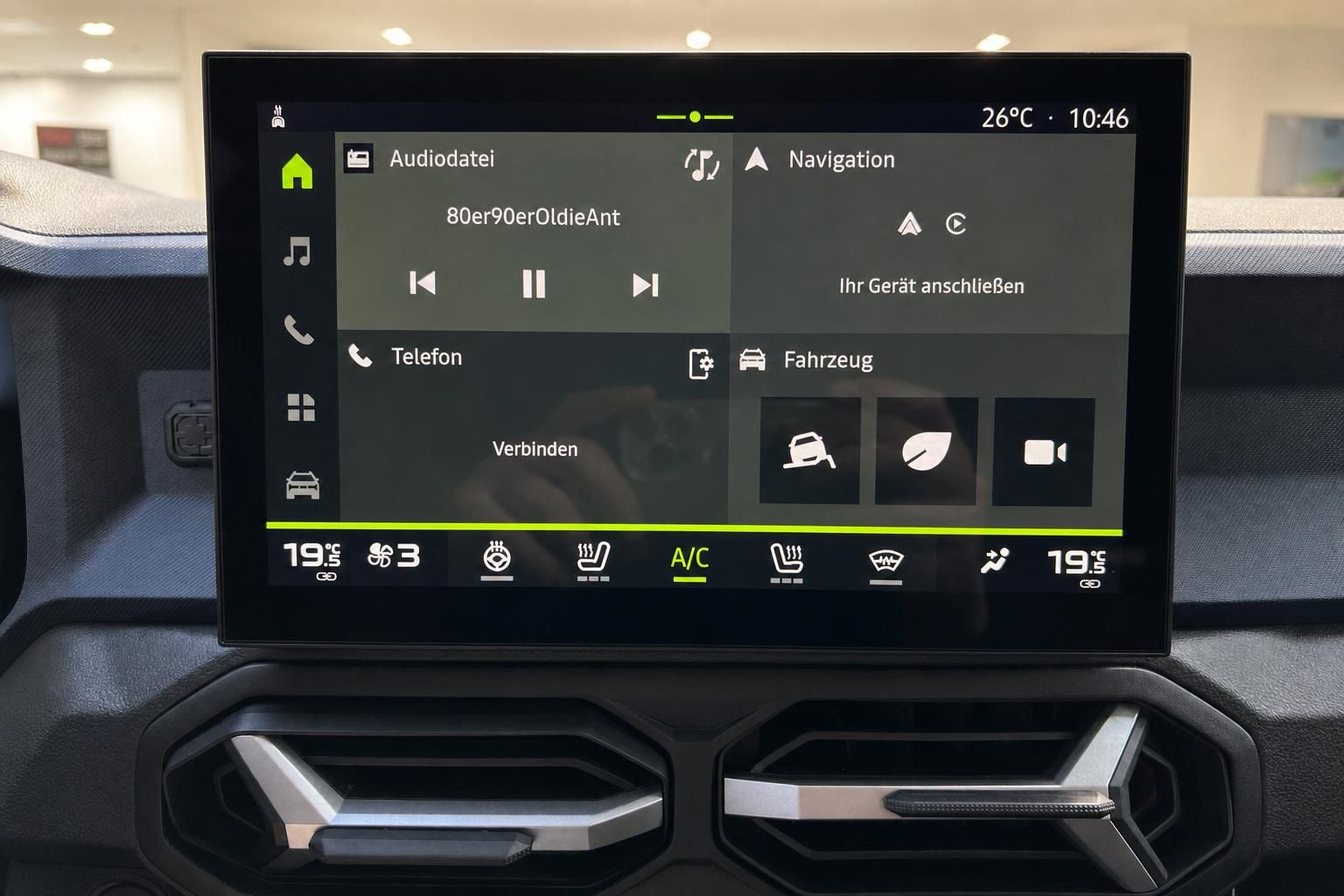 Infotainment-Touchscreen mit Navigation und Klimasteuerung im Auto