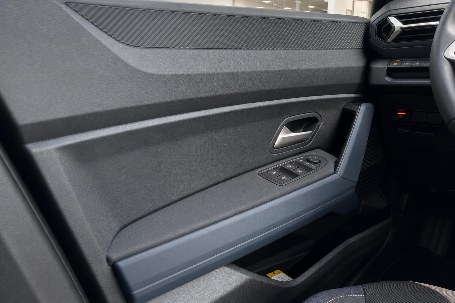 Türverkleidung mit Bedienelementen im Fahrzeuginterieur