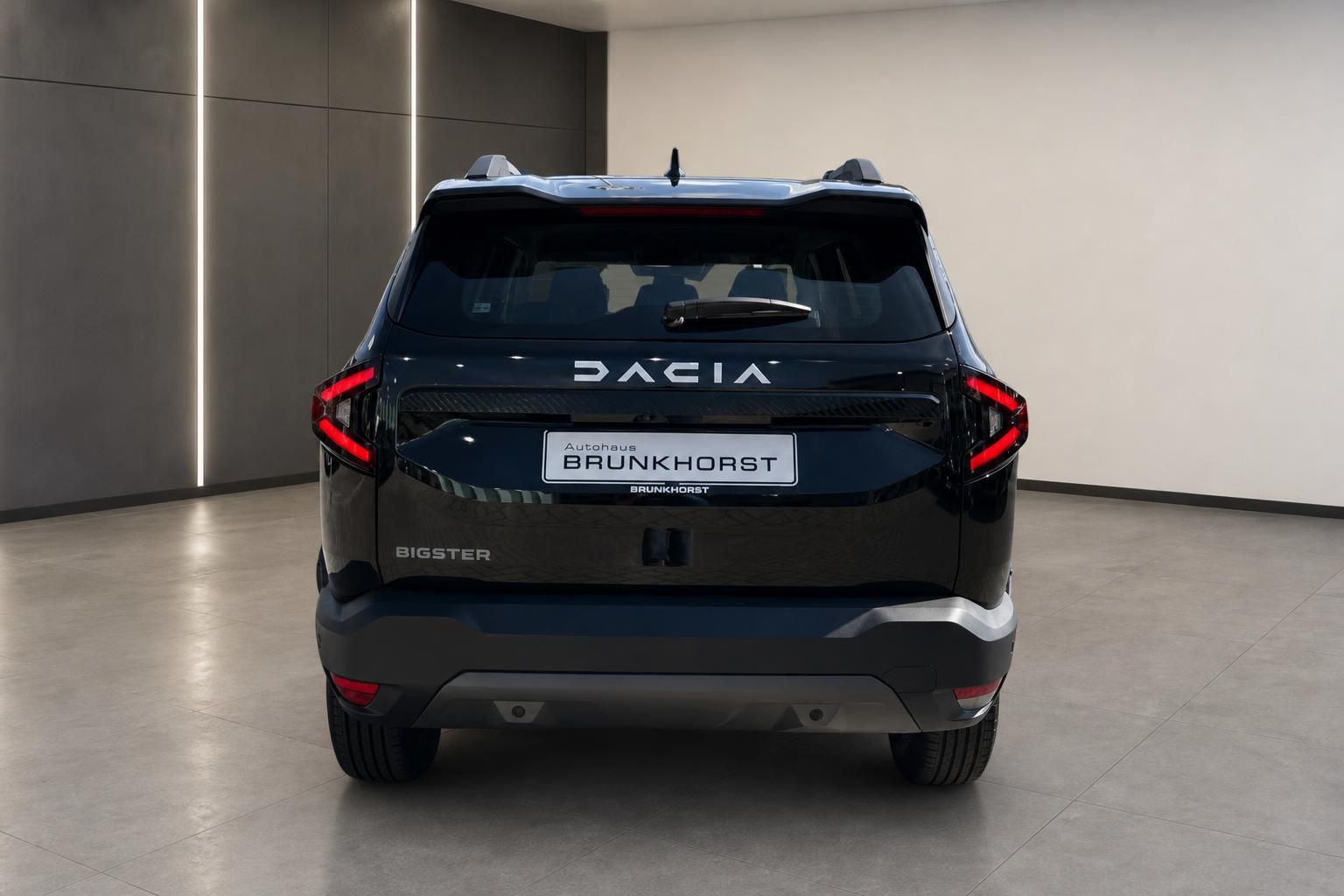 Dacia Bigster schwarz, Heckansicht in der Fahrzeughalle