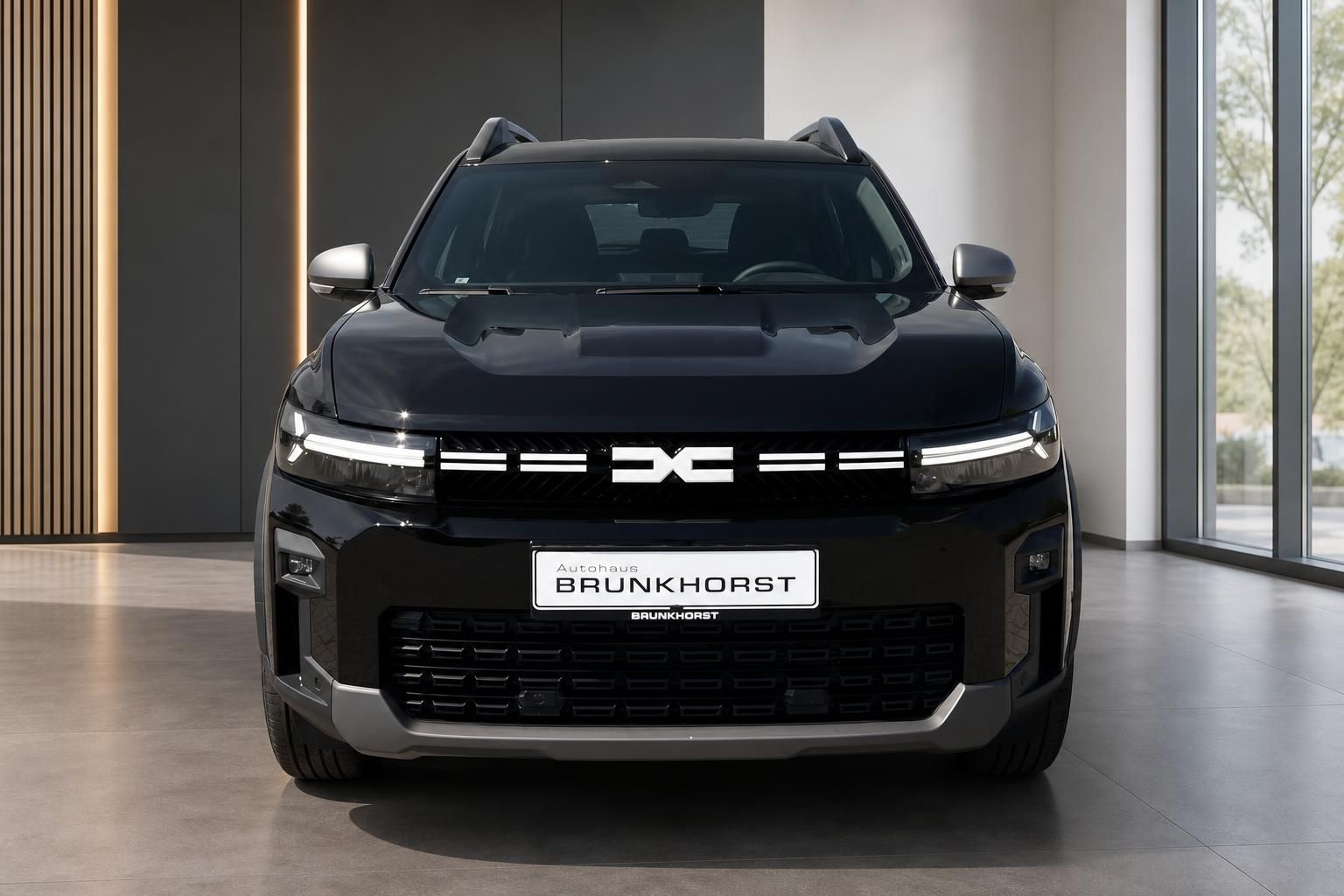 Dacia Bigster schwarz, Frontansicht mit Kühlergrill im Autohaus