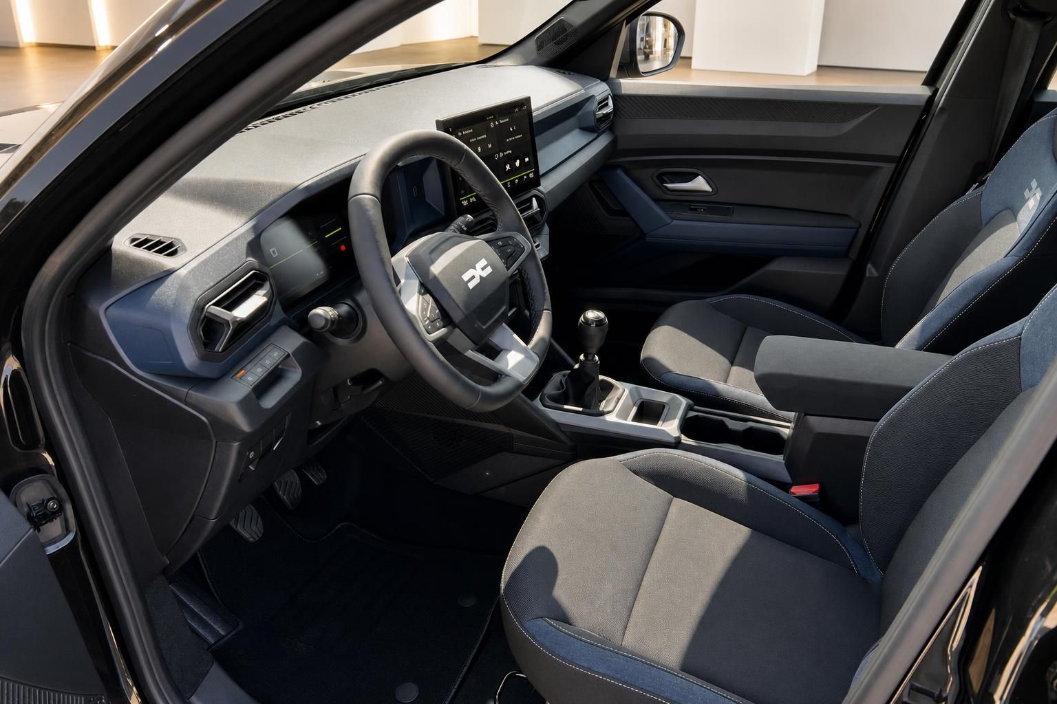 Dacia Bigster Innenraum mit Cockpit und Vordersitzen in Schwarz-Blau