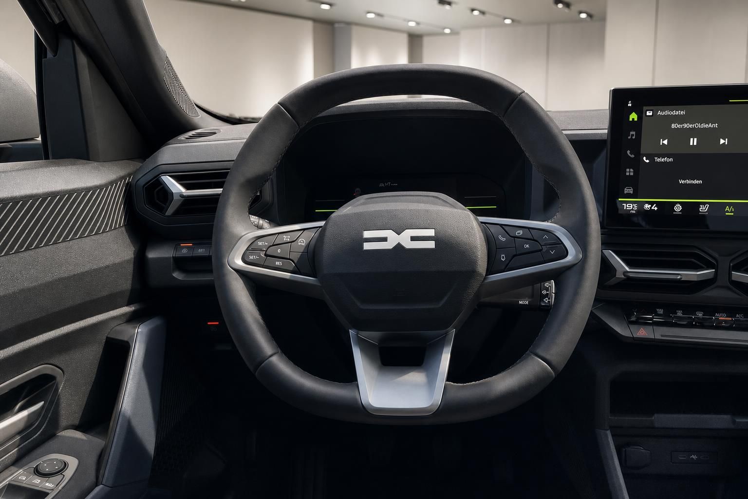 Lenkrad und Cockpit mit Multimedia-Display im Fahrzeuginnenraum