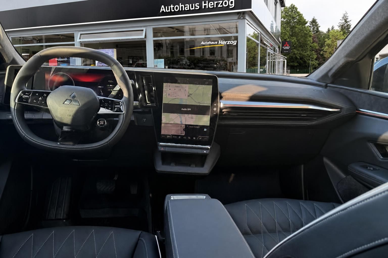 Mitsubishi Eclipse Cross Innenraum - schwarzes Leder, Touchscreen-Display, modernes Cockpit