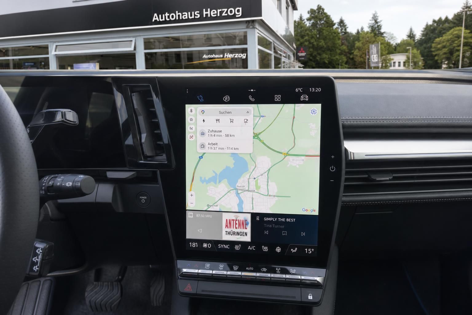Modernes Fahrzeug-Infotainment mit Navigationssystem und Touchscreen Display im Innenraum