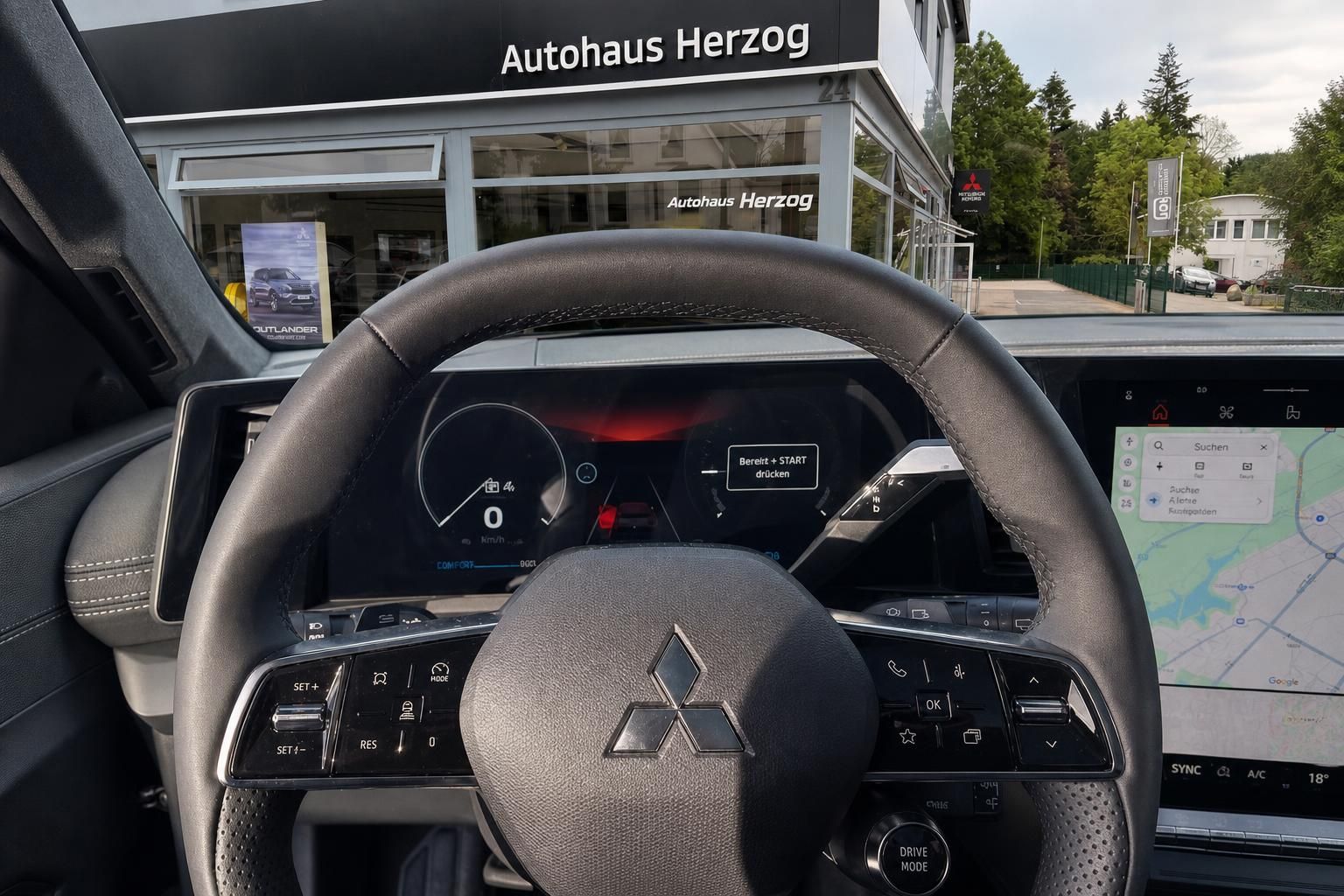 Mitsubishi Armaturenbrett mit digitalem Cockpit und Multifunktionslenkrad im Fahrzeuginnenraum