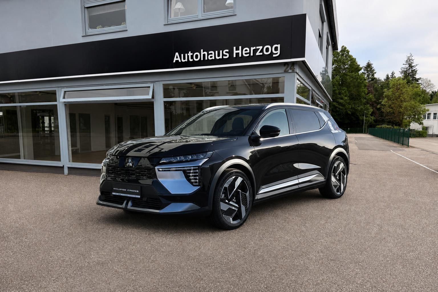 Mitsubishi Eclipse Cross in schwarz - Frontansicht vor Autohaus Herzog Showroom