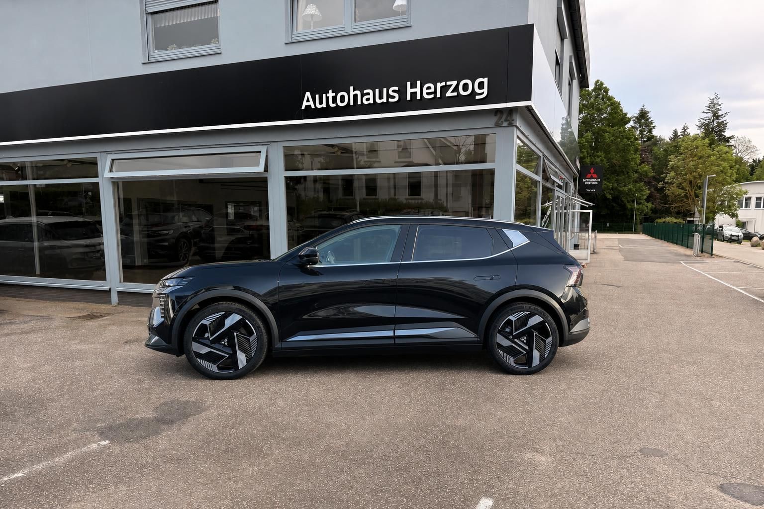 Mitsubishi Eclipse Cross schwarz - Seitenansicht mit modernem Design und Alufelgen
