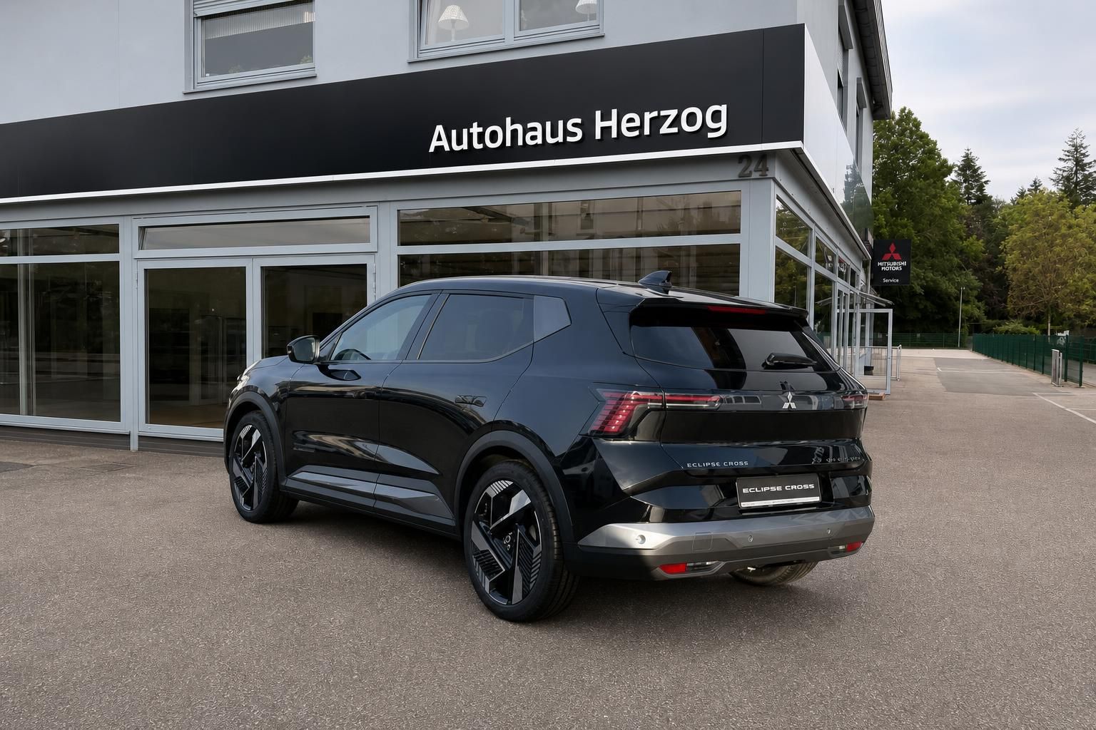 Mitsubishi Eclipse Cross schwarz - Heckansicht mit LED-Rücklichtern vor Autohaus