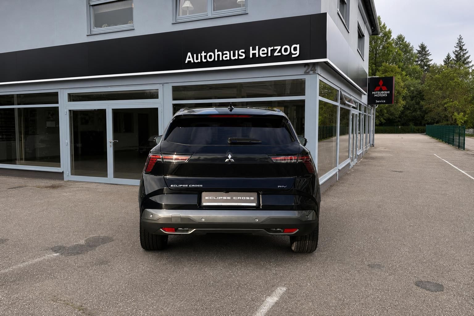 Mitsubishi Eclipse Cross - Heckansicht mit Kennzeichen vor Autohaus Herzog