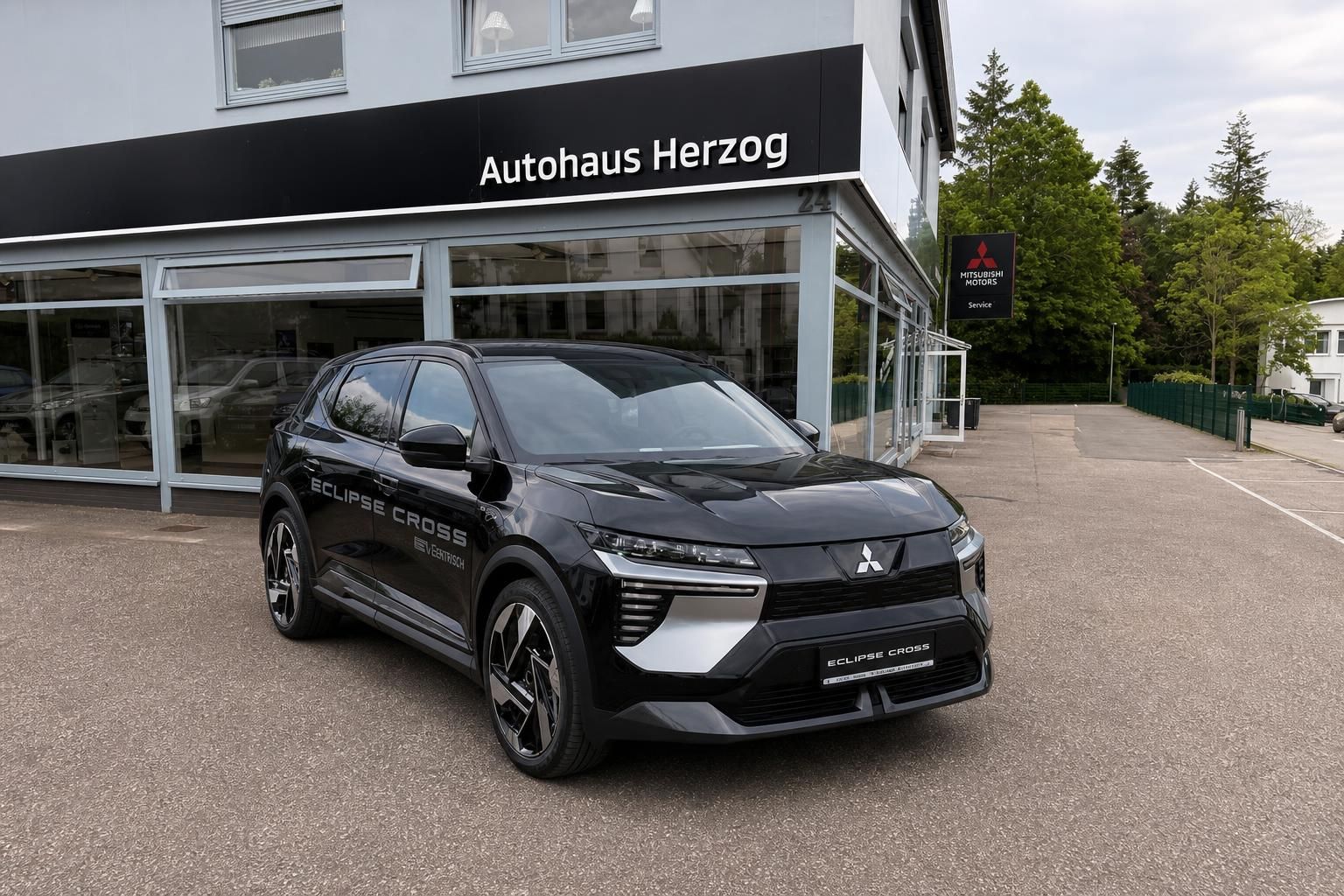 Mitsubishi Eclipse Cross schwarz vor Autohaus Herzog - SUV Schrägansicht mit modernem Design
