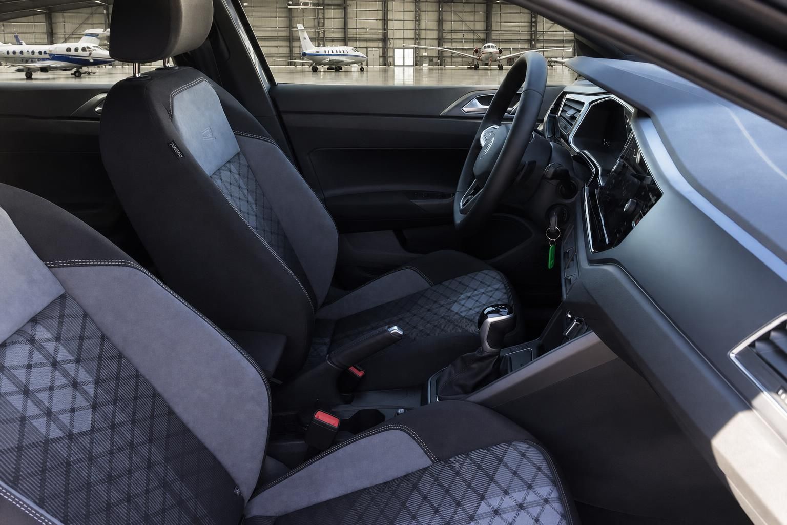 Volkswagen Polo Innenraum Vordersitze mit Karomuster Stoff grau anthrazit