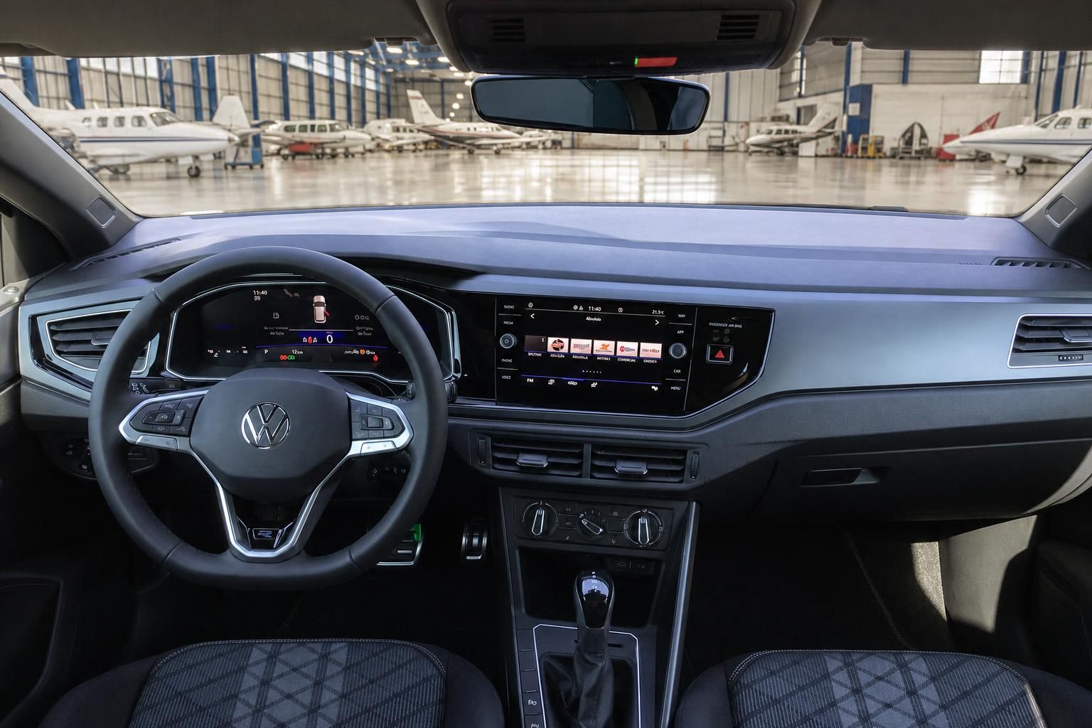 Volkswagen Innenraum mit Lenkrad, Armaturenbrett und Touchscreen-Display im Hangar