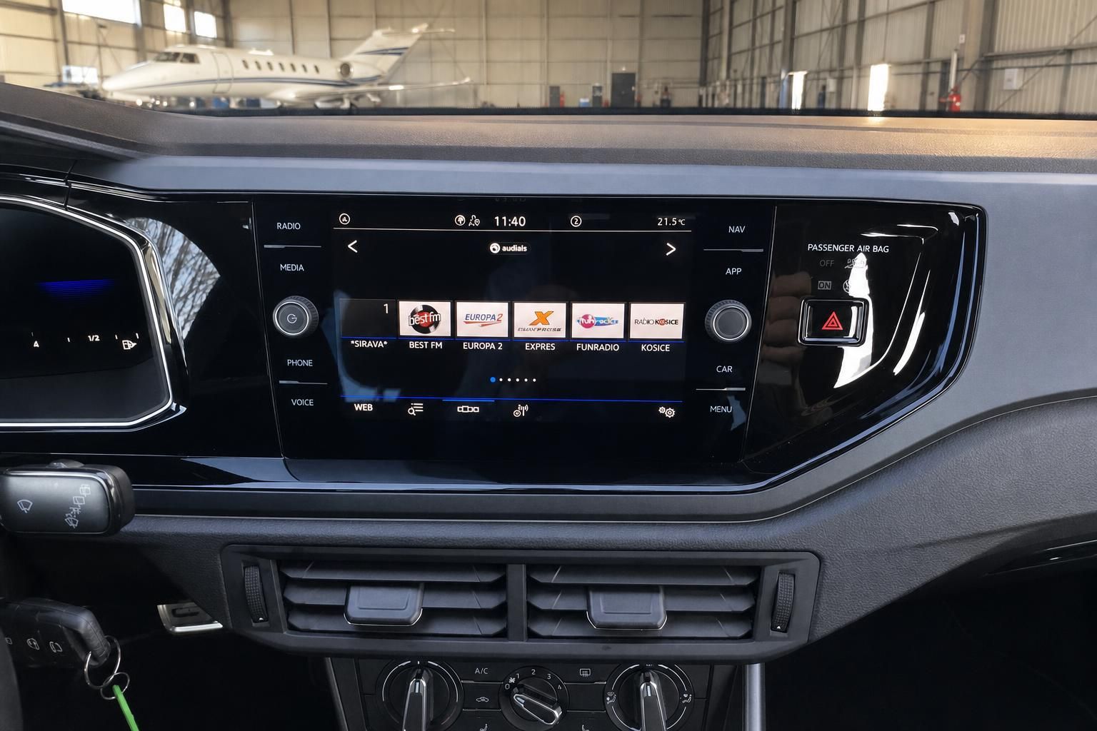 Volkswagen Infotainment-Display mit Radio-Apps und Navigationssystem