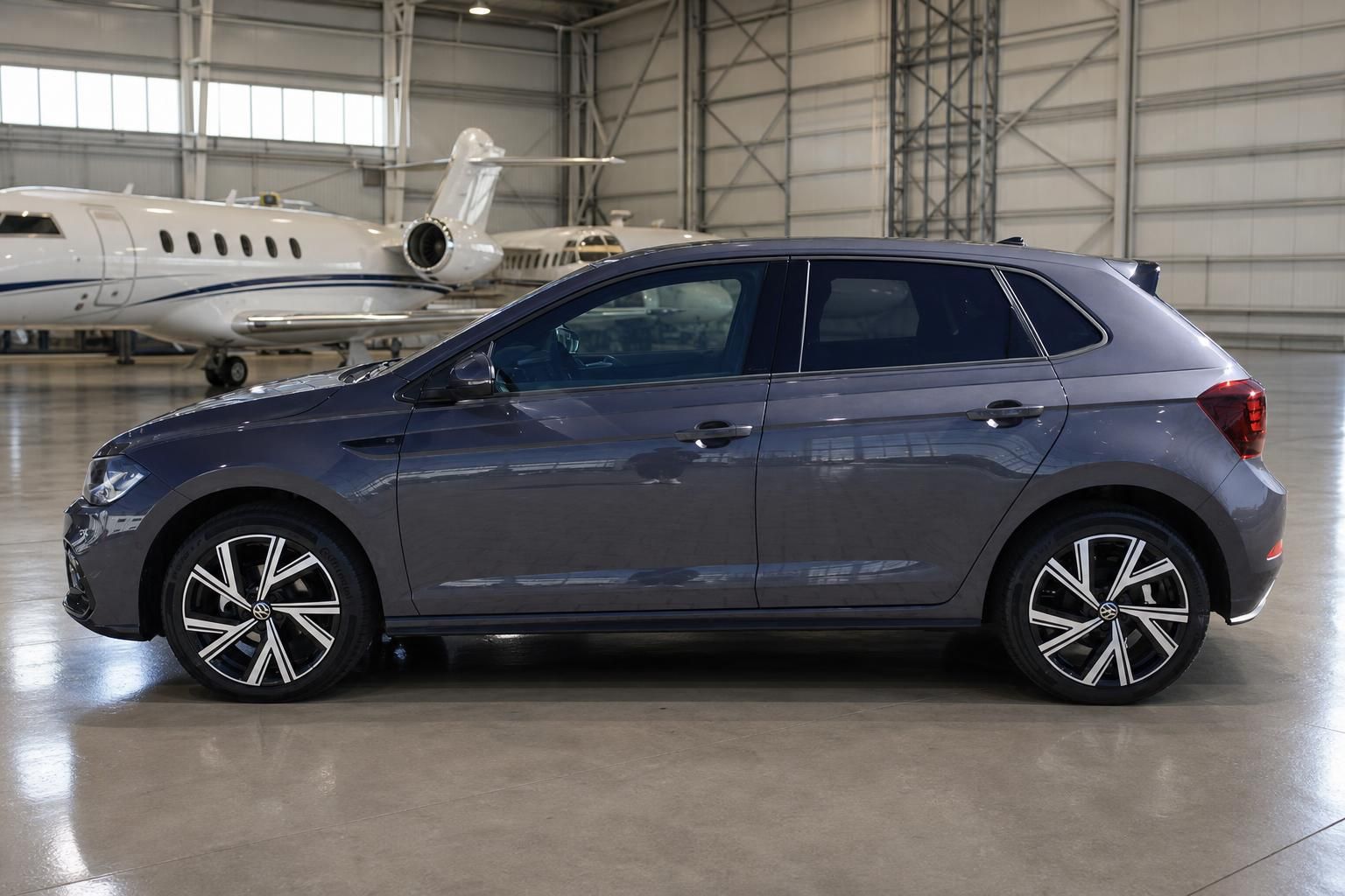 VW Polo R Seitenansicht links dunkelblau metallic mit Leichtmetallfelgen im Hangar