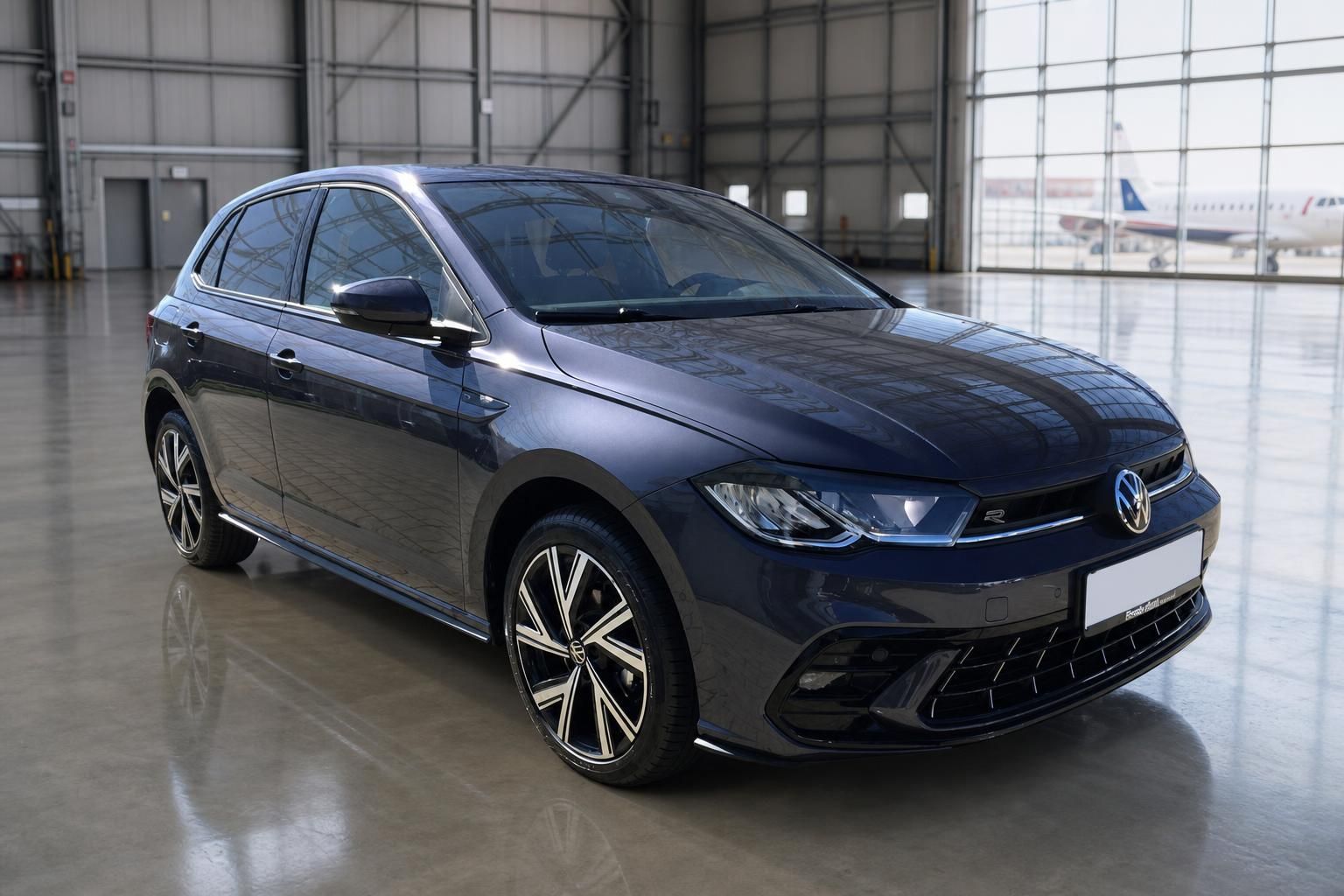 VW Polo R dunkelblau metallic Frontansicht im Hangar mit Leichtmetallfelgen und R-Line Ausstattung
