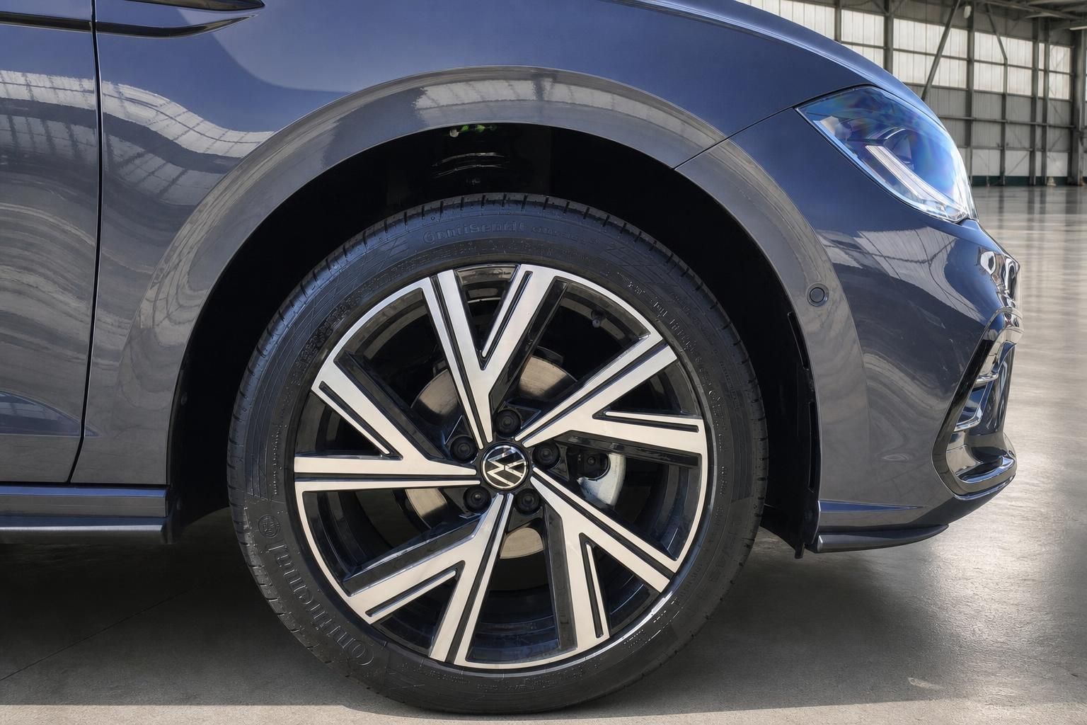 Volkswagen Polo Alufelgen Detailaufnahme Rad und Radkasten grau metallic