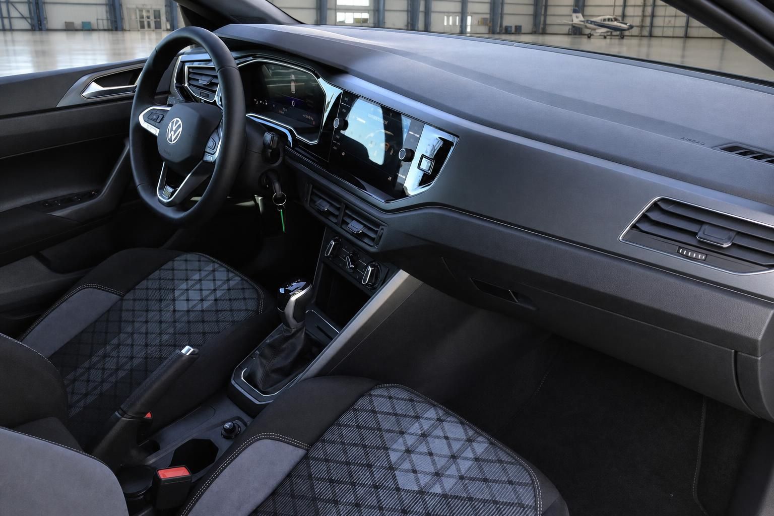 Volkswagen Polo Cockpit Dashboard mit Touchscreen und Lenkrad Innenansicht