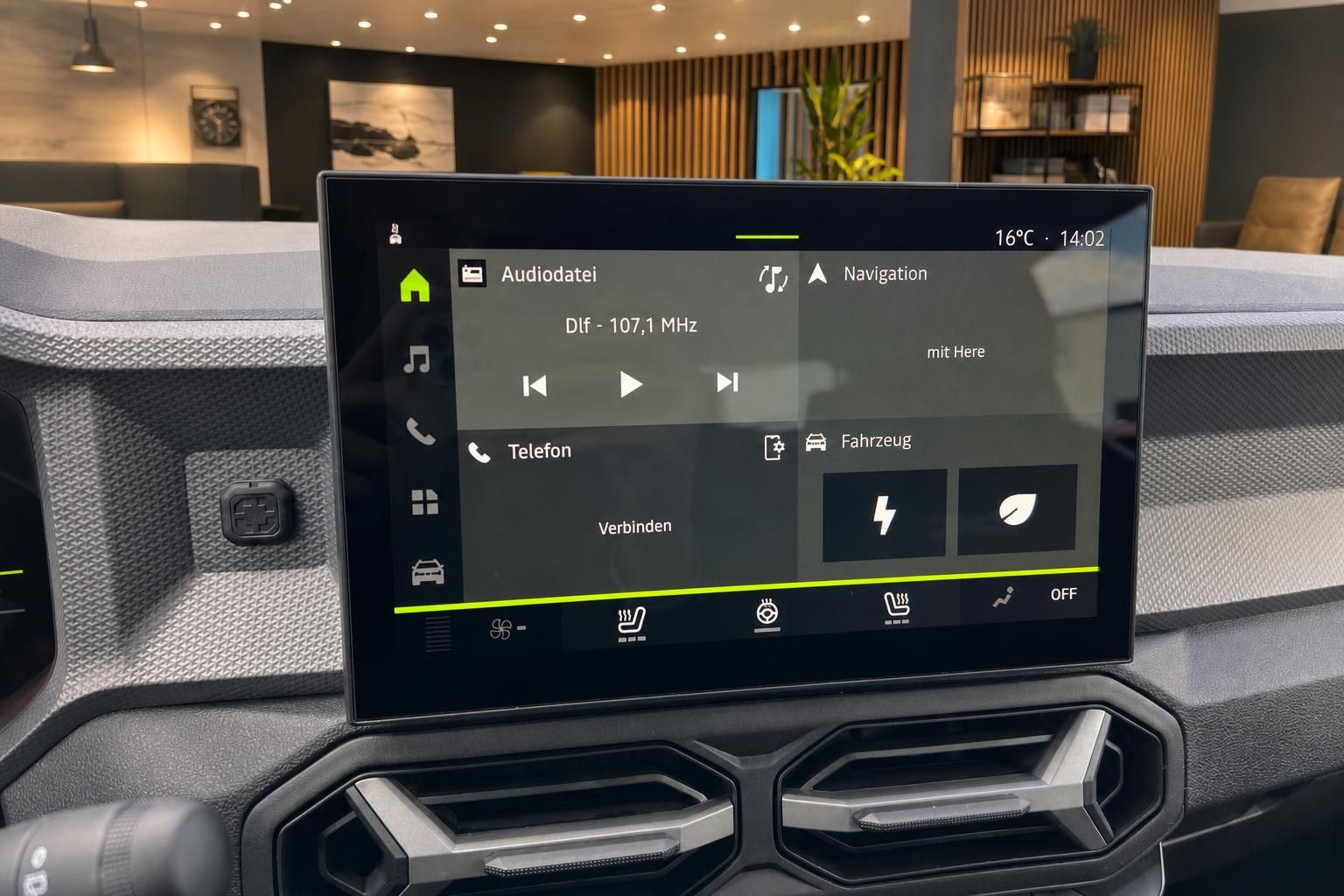 Großes Touchscreen-Display im Fahrzeug-Innenraum mit Navigationssystem und Medienbedienung