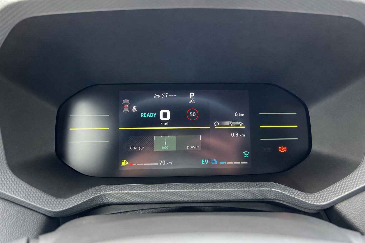 Digitales Kombiinstrument mit Elektrofahrzeug-Anzeigen und Geschwindigkeitsmesser