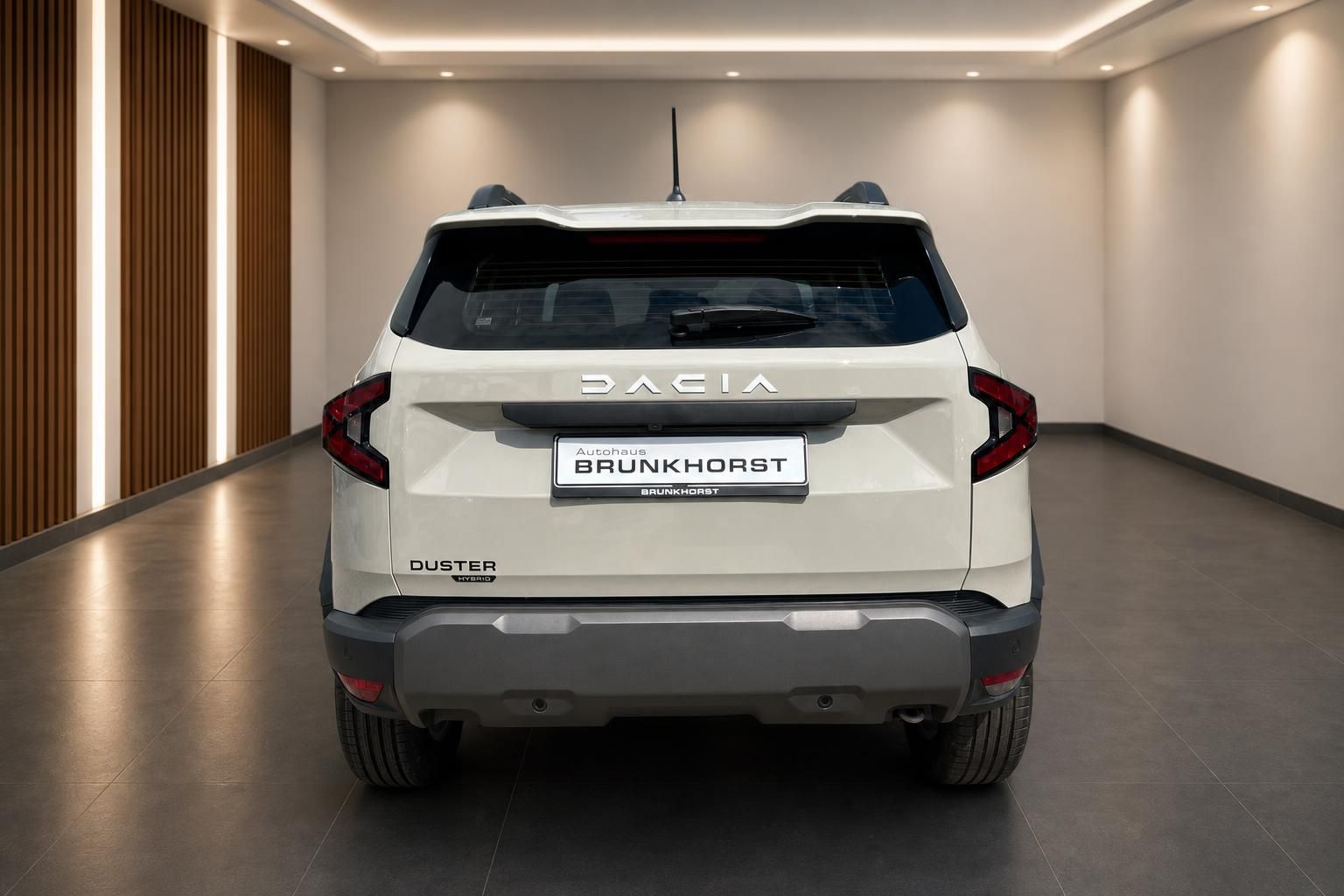 Dacia Duster SUV weiss Heckansicht im Autohaus Showroom