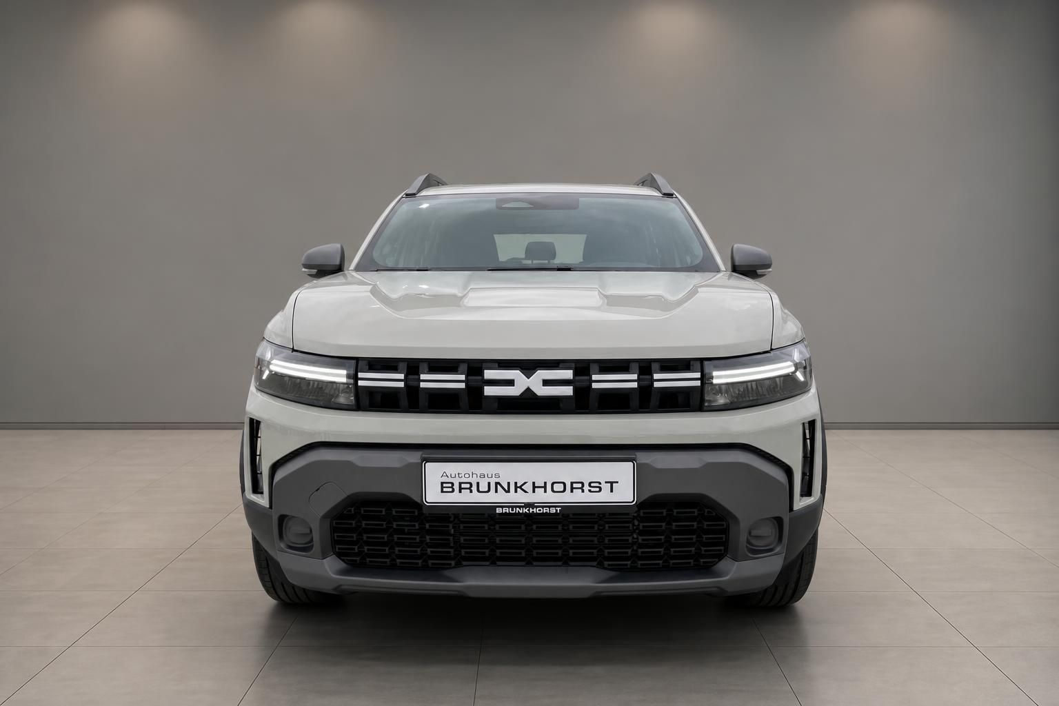 Dacia Duster SUV weiss Frontansicht gerade im Autohaus