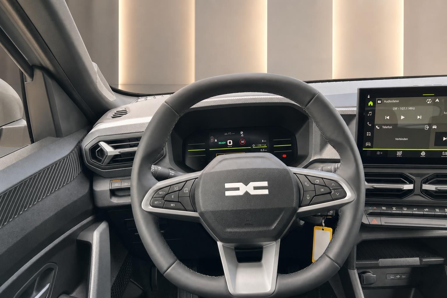 Modernes Fahrzeug-Cockpit mit digitalem Kombiinstrument und Touchscreen-Infotainmentsystem
