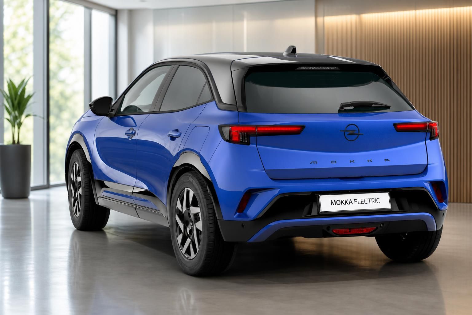 Opel Mokka Electric blau Heckansicht im Showroom