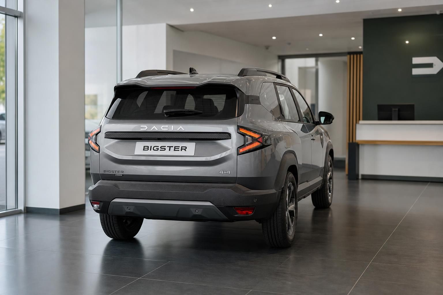 Dacia Bigster 4x4 grau Heckansicht Detail im Showroom