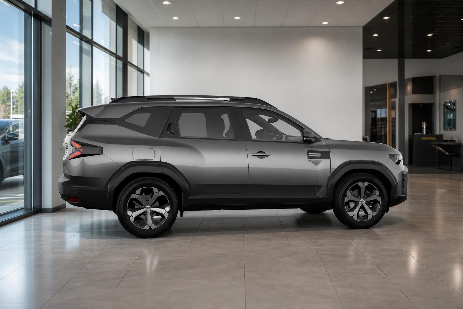 Dacia Bigster grau in Seitenansicht im Autohaus Showroom