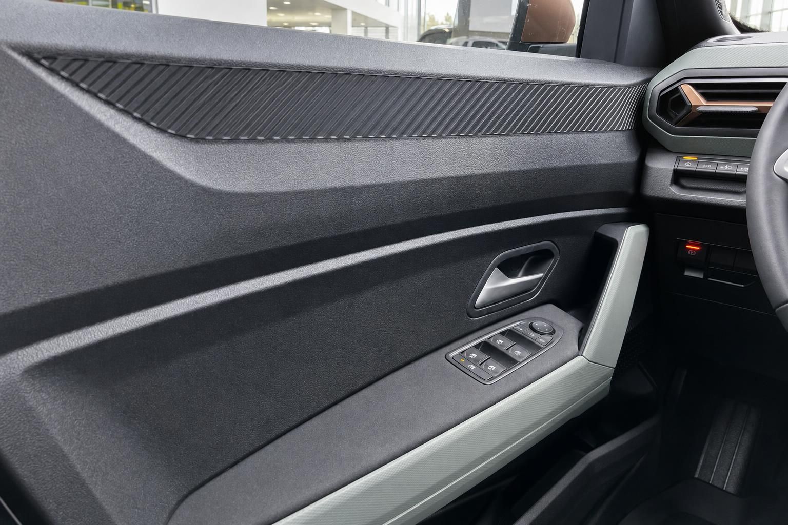 Auto Türverkleidung mit Fensterheber-Bedienung und Carbondekor