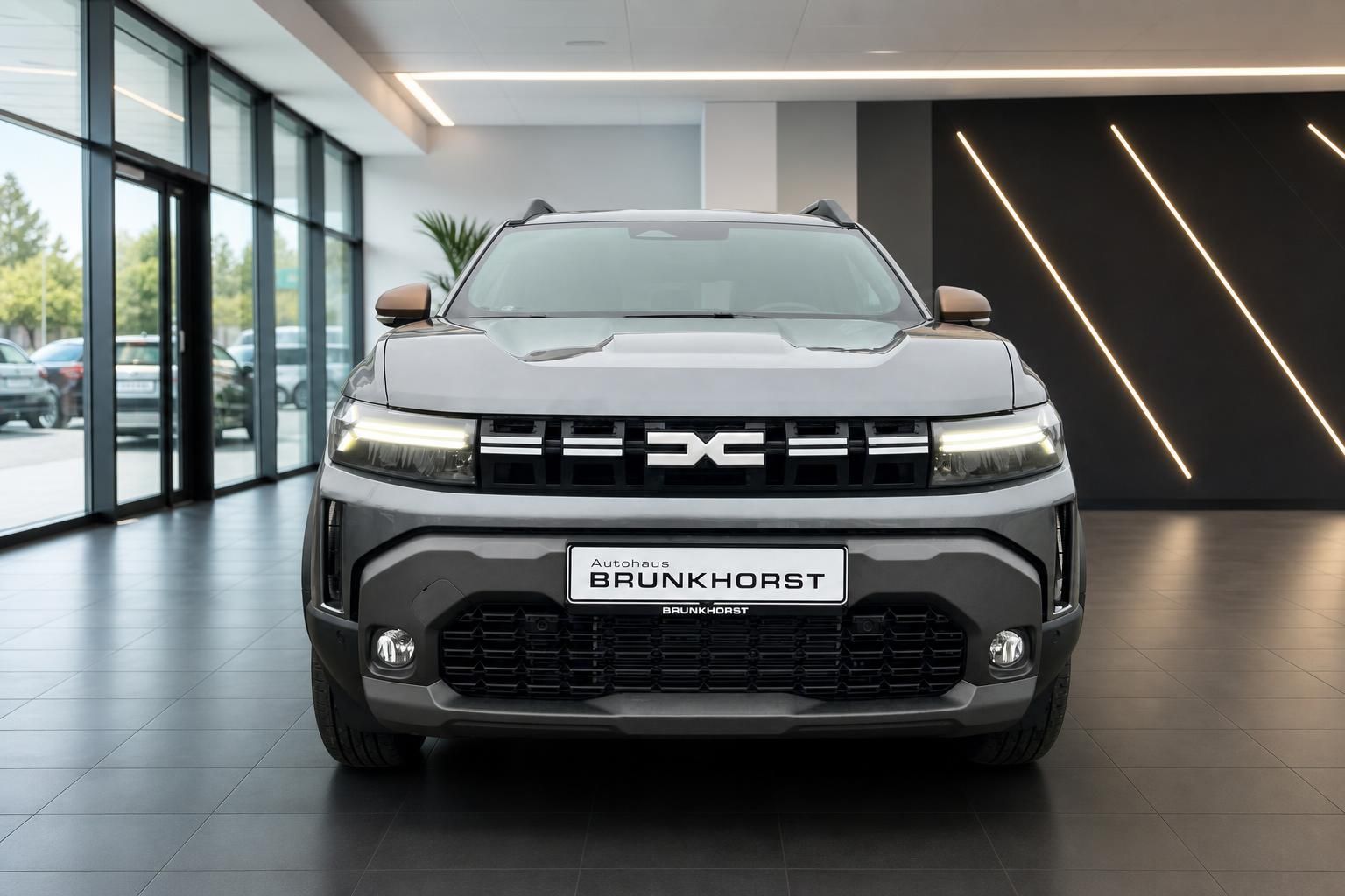 Dacia SUV Frontansicht grau mit X-Logo Kühlergrill - Autohaus Brunkhorst