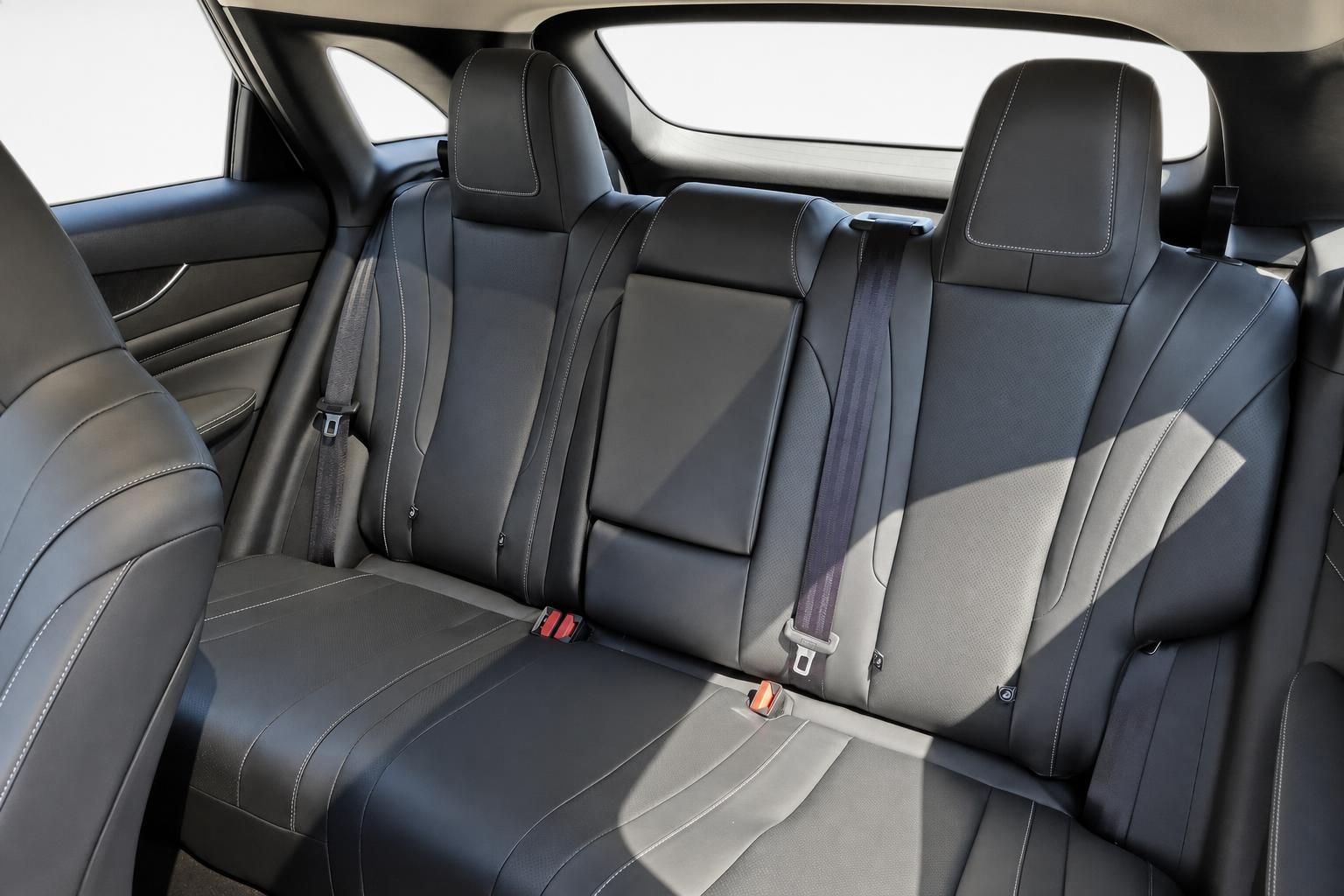 Rücksitzbank mit schwarzem Lederinterieur und Panoramadach im SUV Coupé