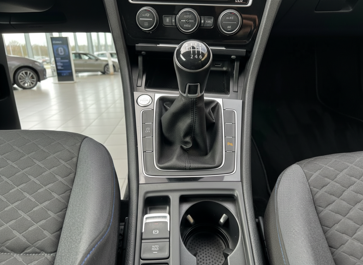 VW Golf Innenraum mit 6-Gang-Schaltgetriebe, Mittelkonsole und Klimabedienung