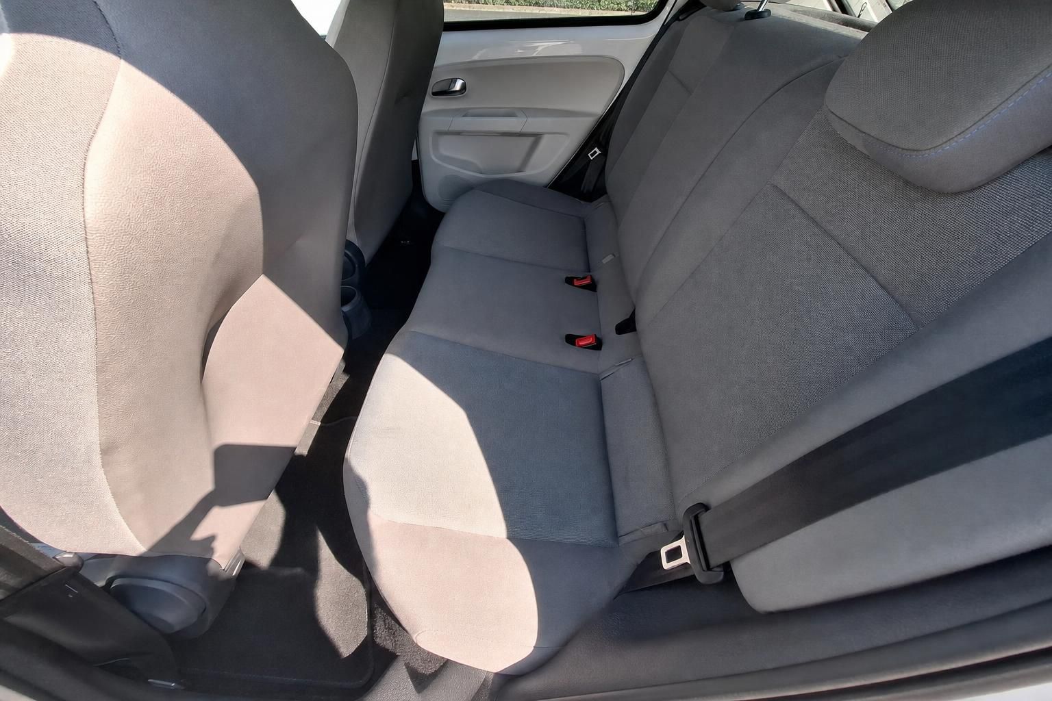 VW e-up! Rücksitzbank Innenraumansicht mit Sicherheitsgurten