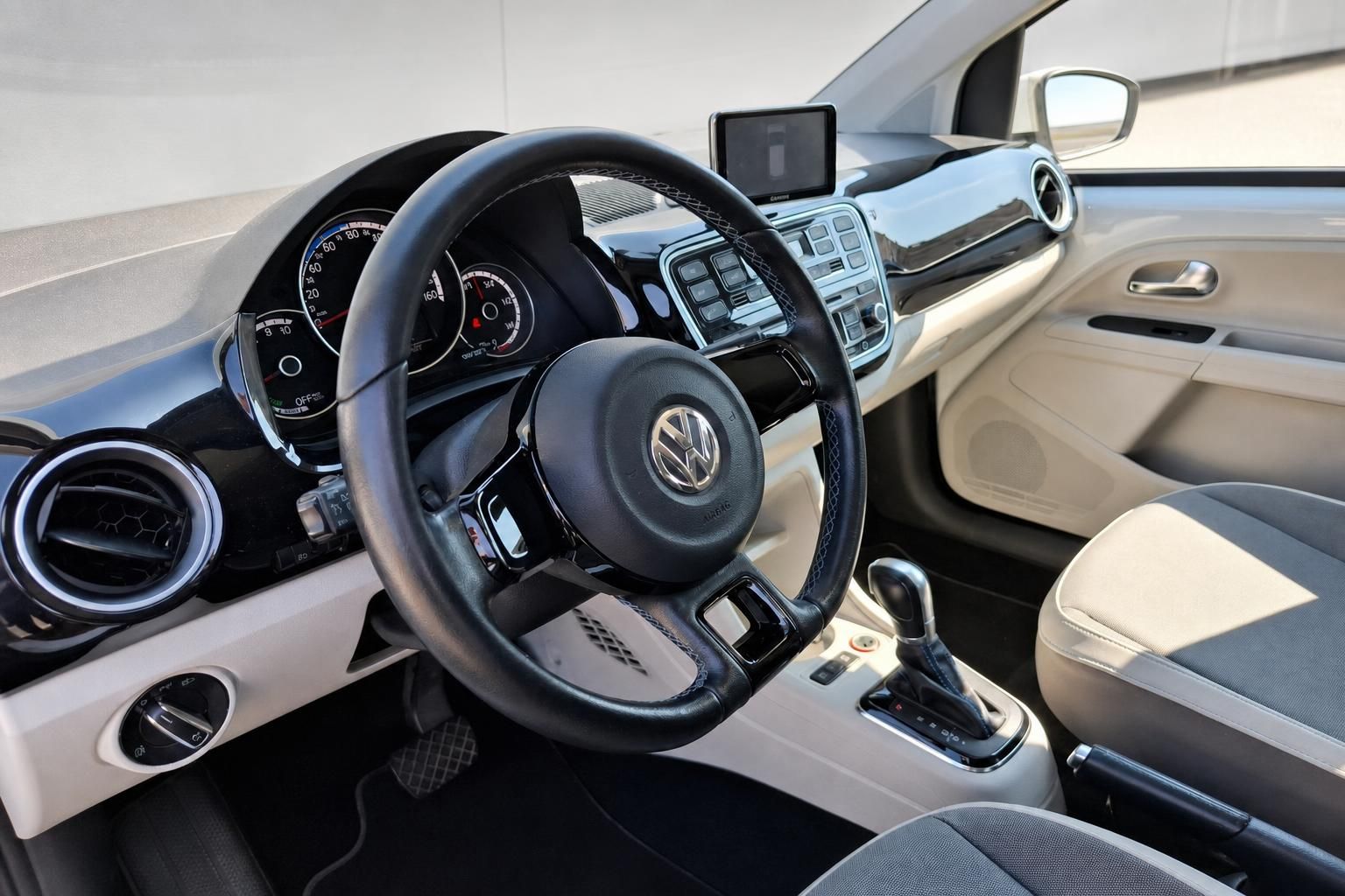 VW Innenraum mit Lenkrad, Cockpit und Navigationssystem