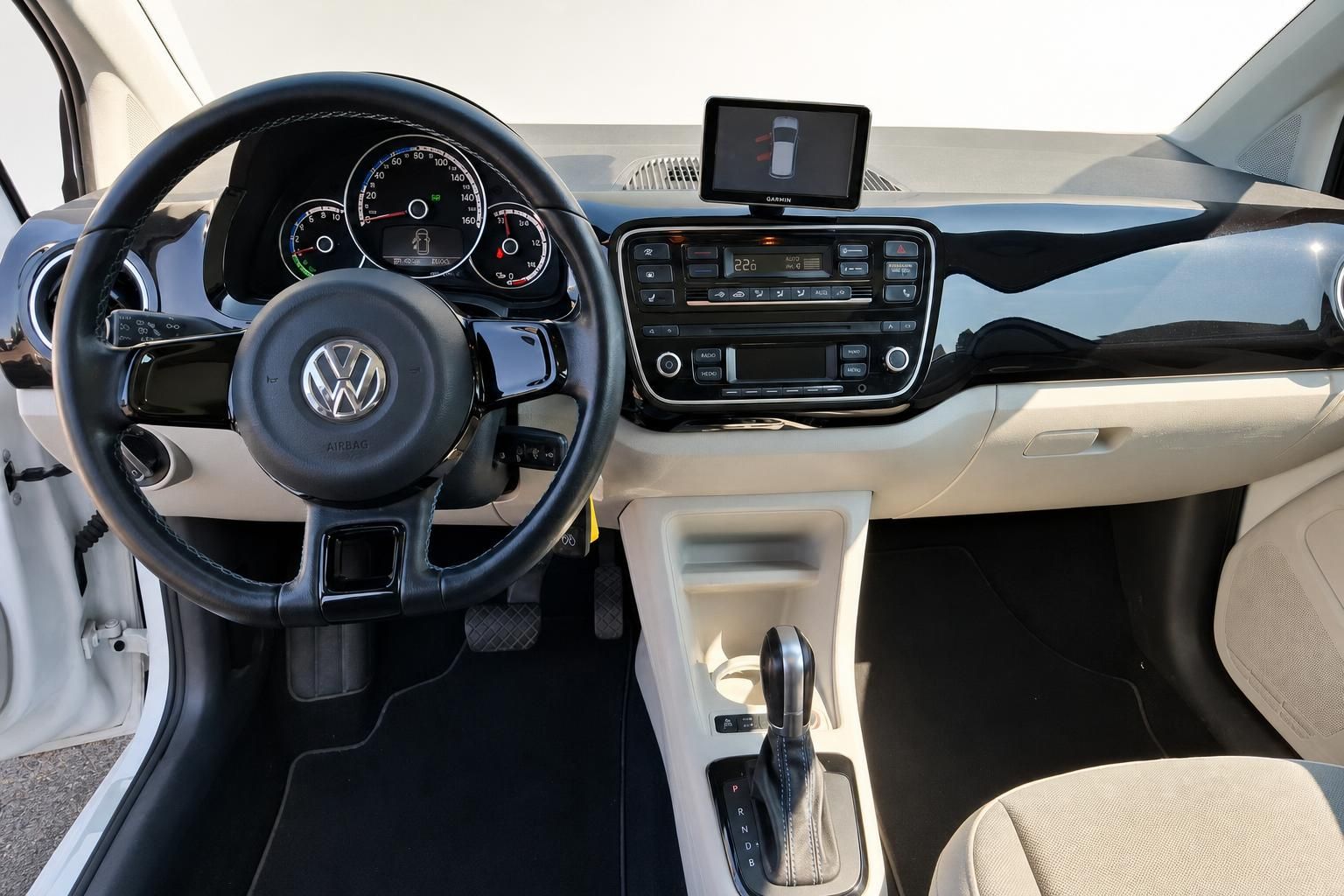 VW up! Cockpit mit Lenkrad, Radio und Navigationsgerät